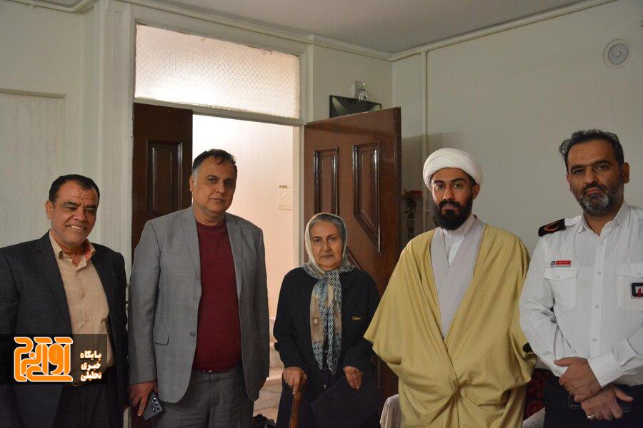 دیدار رئیس سازمان آتشنشانی کرج با خانواده شهید «خردمند» دیدار رئیس سازمان آتشنشانی کرج با خانواده شهید «خردمند»