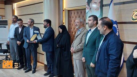 تقدیر رئیس و اعضای شورای شهر کرج از خانواده شهیدان فهمیده رئیس و اعضای شورای شهر کرج تقدیر رئیس و اعضای شورای شهر کرج از خانواده شهیدان فهمیده رئیس و اعضای شورای شهر کرج