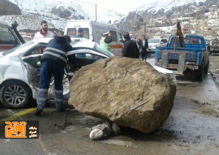 خطر ریزش سنگ در کمین ماشین ها در جاده چالوس