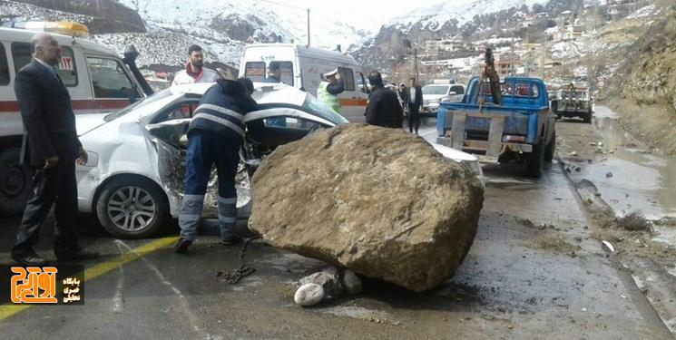خطر ریزش سنگ در کمین ماشین ها در جاده چالوس خطر ریزش سنگ در کمین ماشین ها در جاده چالوس
