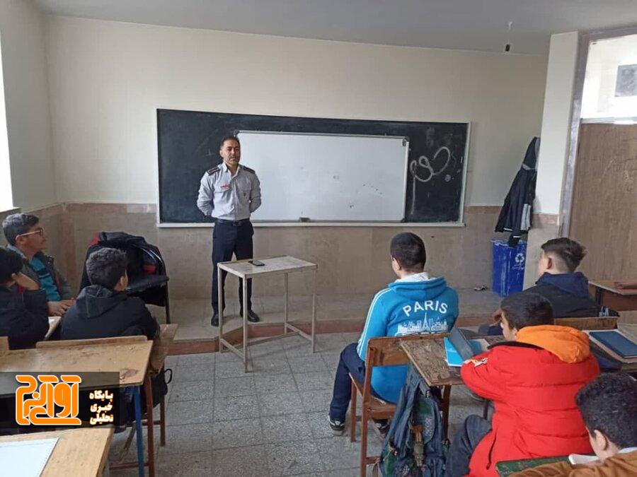 راههای مقابله با آتشسوزی به دانشآموزان کرجی آموزش داده شد راههای مقابله با آتشسوزی به دانشآموزان کرجی آموزش داده شد