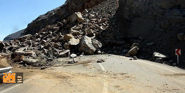 ریزش سنگ در جاده برغان ختم به خیر شد ریزش سنگ در جاده برغان ختم به خیر شد