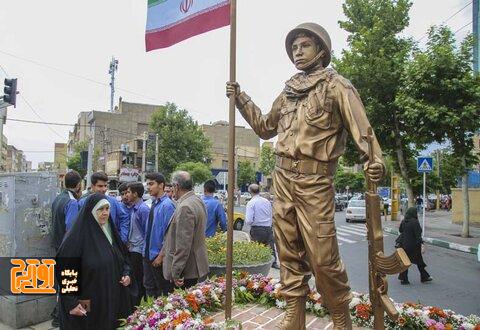 تندیس جوانترین شهید استان البرز زینت بخش محله مصباح کرج شد تندیس جوانترین شهید استان البرز زینت بخش محله مصباح کرج شد