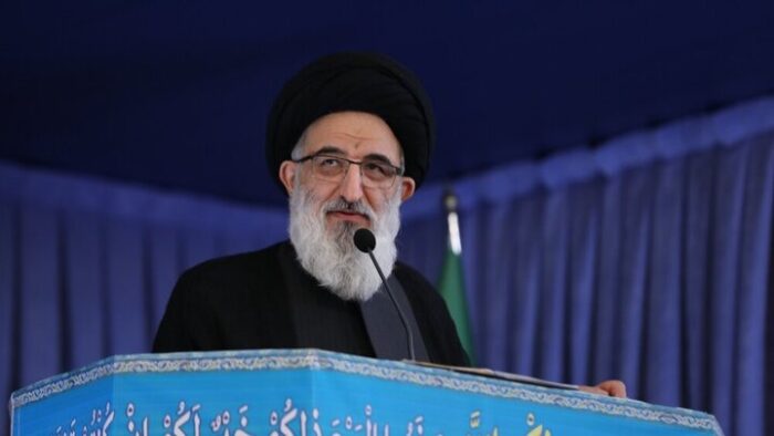 نمایندگان از تصویب قوانینی که عزت کشور را تضعیف می‌کند، پرهیز کنند