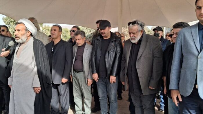 اقامه نماز بر پیکر همایون ارشادی در کرج اقامه نماز بر پیکر همایون ارشادی در کرج