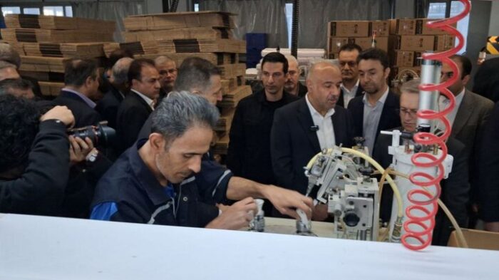 وزیر تعاون از واحد تولیدی لامپ‌های کم‌مصرف در البرز بازدید کرد
