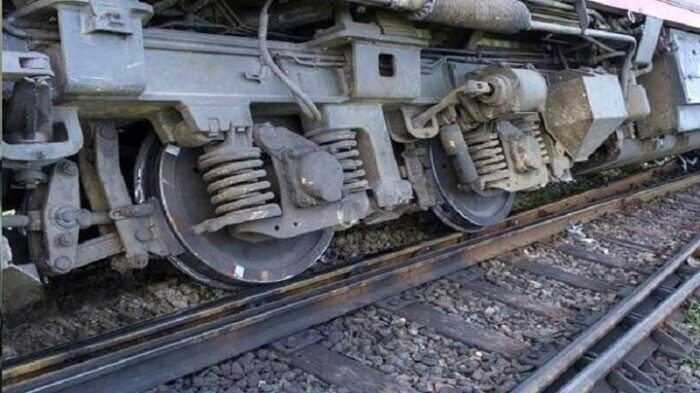 خارج شدن قطار از ریل در ایستگاه هشتگرد؛ حال مسافران خوب است