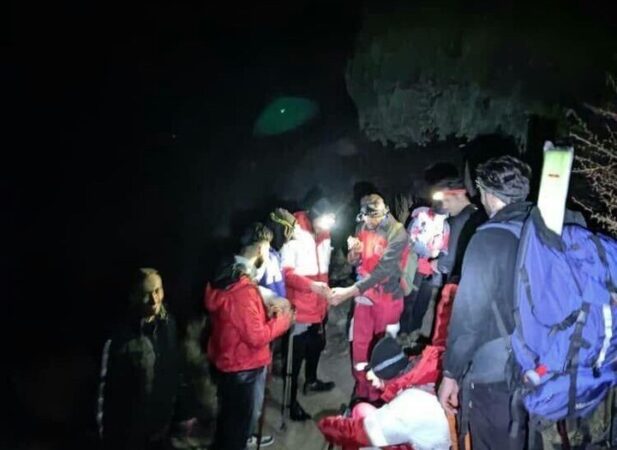 امدادگران البرز در جستوجوی ۱۲ نفر گرفتار در کوهستان امدادگران البرز در جستوجوی ۱۲ نفر گرفتار در کوهستان