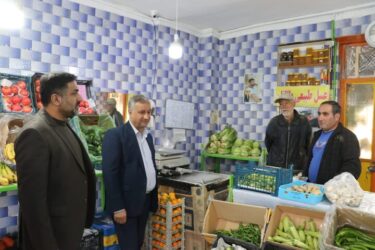 بازدید میدانی فرماندار طالقان از بازار میوه پیش از شب یلدا