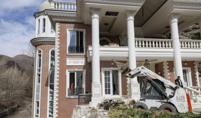 چرا تخریب قسمت غیرمجاز ابر ویلای شخص ذینفوذ زمانبر شد؟! چرا تخریب قسمت غیرمجاز ابر ویلای شخص ذینفوذ زمانبر شد؟!