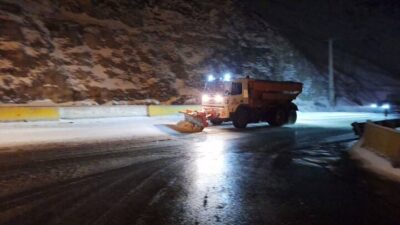 عملیات برف روبی محورطالقان-زیاران انجام شد؛ لزوم همراه داشتن زنجیر چرخ