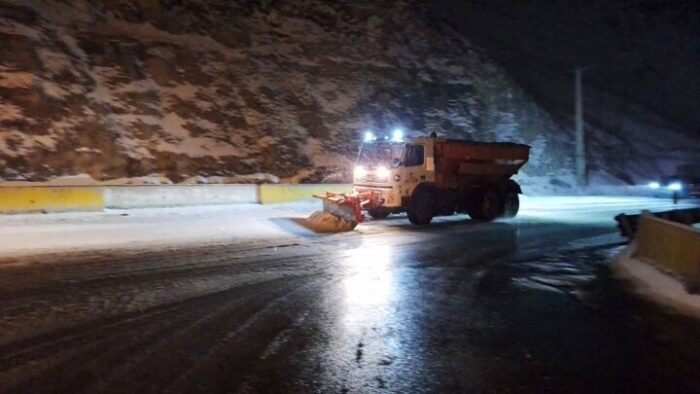 عملیات برف روبی محورطالقان-زیاران انجام شد؛ لزوم همراه داشتن زنجیر چرخ