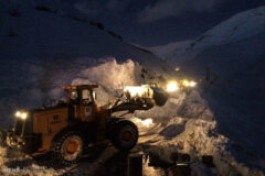 ریزش بهمن در محور روستایی دروان و پاکسازی مسیر توسط راهداران کرج