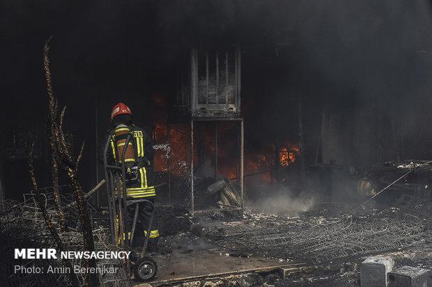 حریق خودروها در کیانمهر کرج؛ ۶۵ نفر نجات یافتند