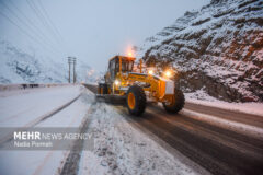 برف روبی ۲۳۰۰ کیلومتر باند از محورهای مواصلاتی استان البرز