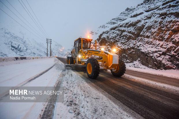 برف روبی ۲۳۰۰ کیلومتر باند از محورهای مواصلاتی استان البرز