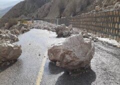 ریزش سنگ در محور کرج–کندوان؛ پاکسازی و بازگشایی مسیر توسط راهداران