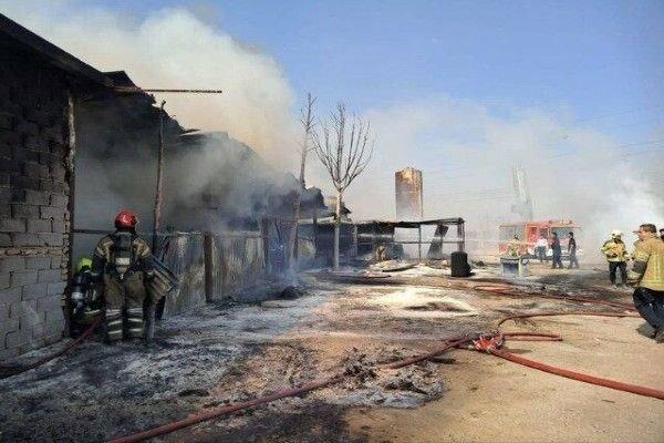 وقوع حریق در کارخانه تولید چسب در محله اقدسیه چهارباغ