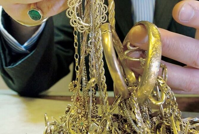 دستگیری سارقان ۶۰۰ گرم طلا در کرج قبل از فرار به مرز
