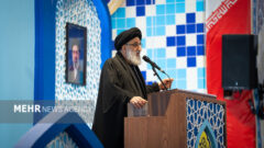 امام جمعه کرج: دشمن می خواهد جنگ را به معیشت مردم بکشاند