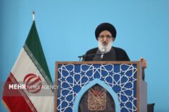 امام جمعه کرج: مسئولان در میدان فرهنگ آرایش جنگی بگیرند